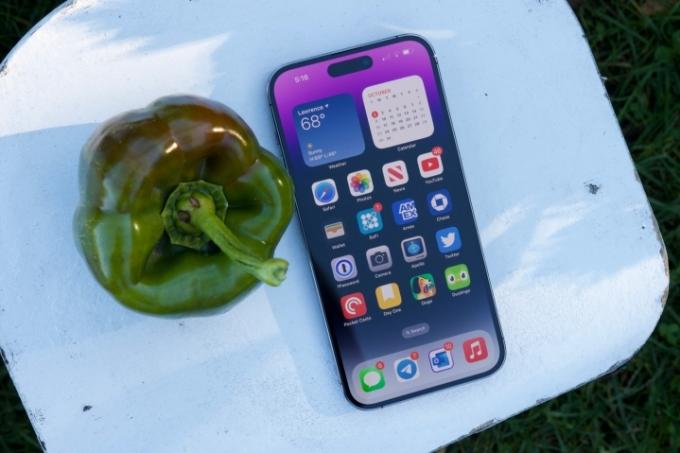iPhone 14 Pro Max vihreän pippurin vieressä.