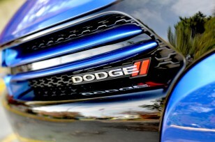 Revisión del Dodge Dart 2013 Exterior del logotipo de Dodge