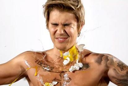 Justin Bieber Comedy Central Roast Eggs krijgt eitjes