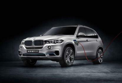 BMW X5 eDrive koncept spredaj tri četrtine priključen