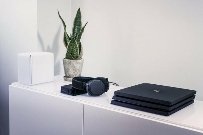 SteelSeries Arctis Pro-Kopfhörer neben der PlayStation.