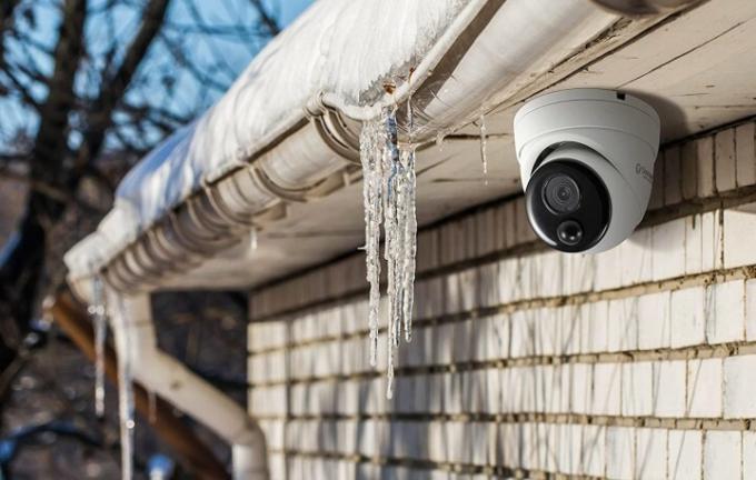 Câmera de segurança com sensor térmico Swann 4K ao ar livre no inverno.