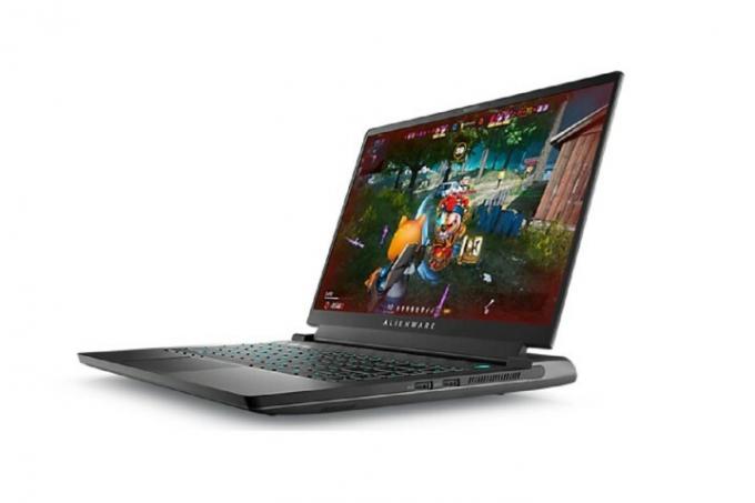 En Alienware m15 r7 gaming laptop på en hvid baggrund.