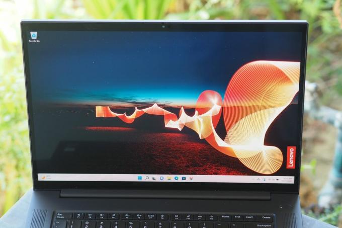 디스플레이를 보여주는 Lenovo ThinkPad X1 Extreme Gen 5 전면 보기.