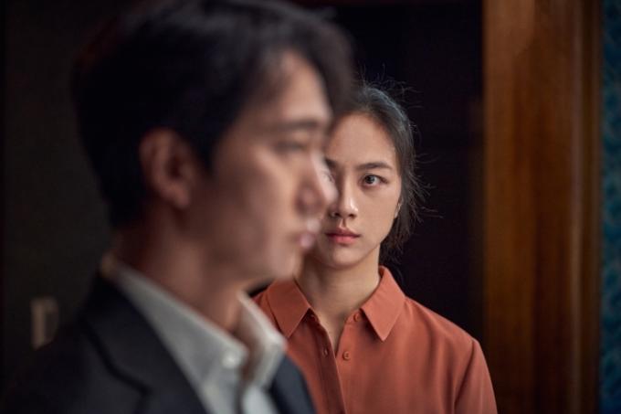 تانغ وي ينظر إلى بارك هاي إيل في قرار بارك تشان ووك بالمغادرة.