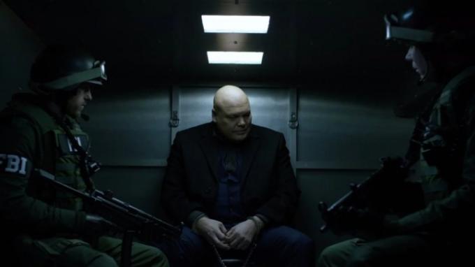 Kingpin v zadní části jeho eskorty FBI v Daredevil sezóně 1