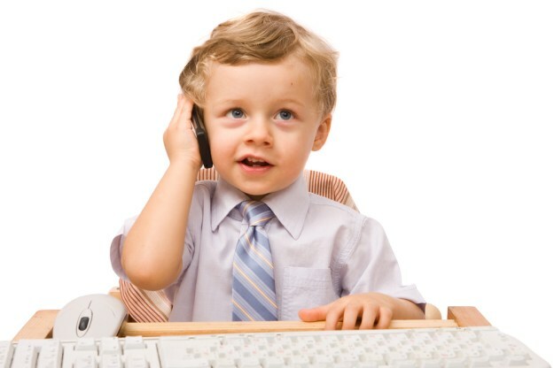 otrok uporablja pametni telefon