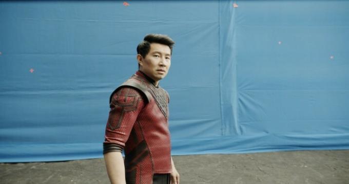 Simu Liu ضد شاشة زرقاء أثناء تصوير Shang-Chi وThe Legend of the Ten Rings.