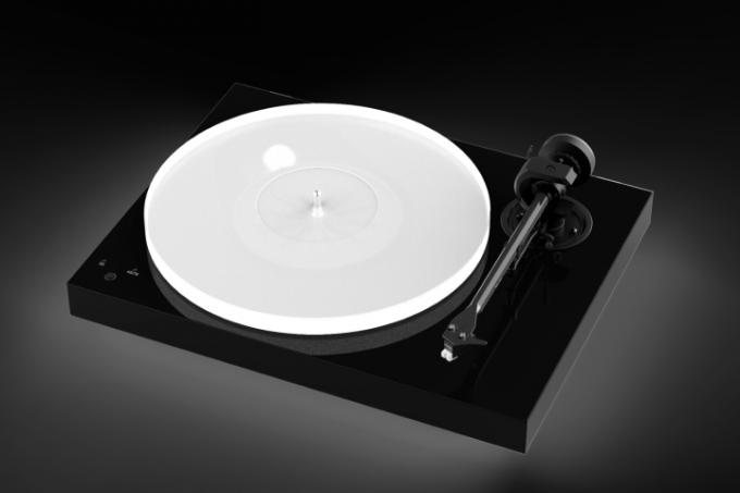 القرص الدوار Pro-Ject X1 B باللون الأسود البيانو.