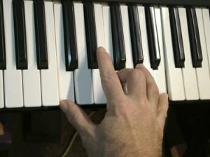 So schließen Sie ein Yamaha-Keyboard an einen Computer an