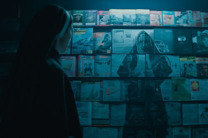 La hermana Irene mira un collage de revista de Valak en The Nun 2.
