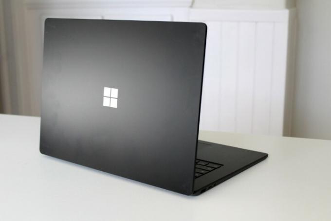 Zadnji del prenosnika Microsoft Surface Laptop 4.