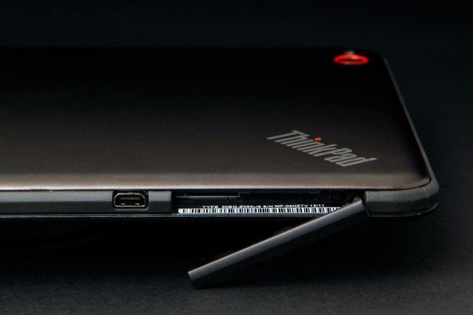 Sportello del tablet di recensione Lenovo ThinkPad 8 aperto