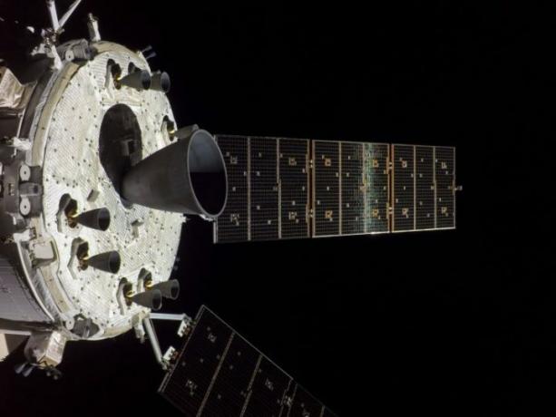 Orion'un servis modülündeki motorlar, Artemis I görevinin 22. uçuş gününden bu görüntüde belirgin bir şekilde öne çıkıyor. En büyüğü, sekiz küçük yardımcı iticiyle çevrelenen yörüngesel manevra sistemi motorudur.