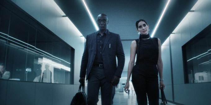 Lance Reddick e Paolo Nunez si trovano in un corridoio bianco e immacolato in una scena della serie Resident Evil.