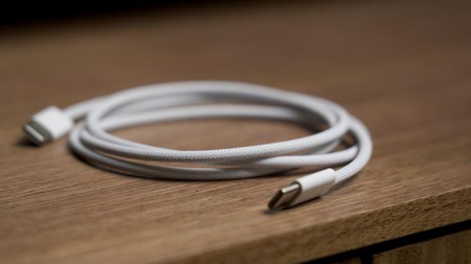 El Apple AirPods Pro 2 cubierto de tela con cable de carga USB-C y MagSafe.