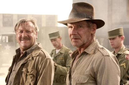 Ray Winstone dan Harrison Ford berdiri bersama di Indiana Jones dan Kerajaan Tengkorak Kristal.
