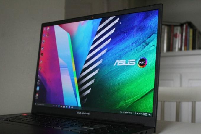 Asus Vivobook Pro 16X OLED egy asztallapon.