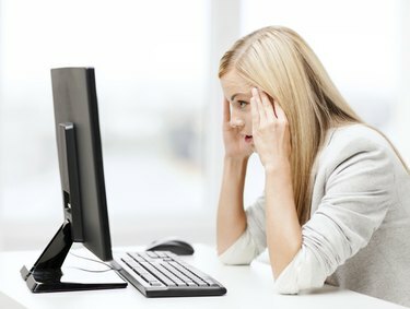 mujer estresada con computadora