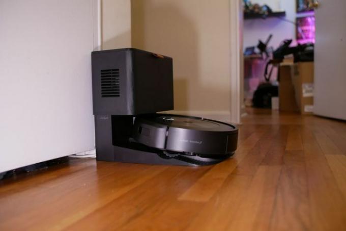 iRobot Roomba j7+ na base de carregamento.