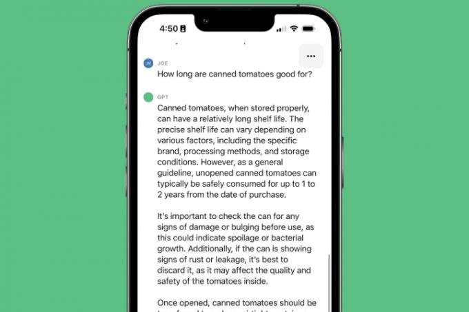 Aplikacja ChatGPT na iPhone'a odpowiadająca na pytanie „jak długo można przechowywać pomidory w puszce”.