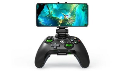 Igra Xbox, ki se igra na pametnem telefonu s krmilnikom Xbox.