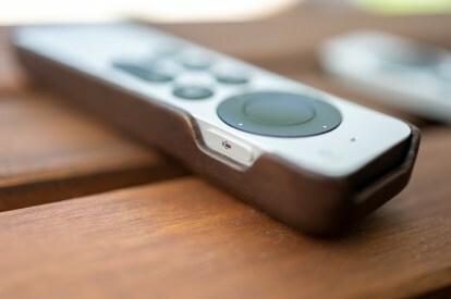 Siri-knappen set på en Apple TV-fjernbetjening.