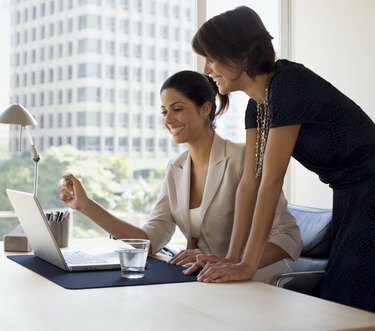 Mulheres de negócios trabalhando em um laptop
