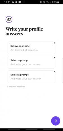 На рисунке показан снимок экрана приложения Hinge с текстом «Напишите ответы в своем профиле», а под ним три подсказки, которые вы можете заполнить.