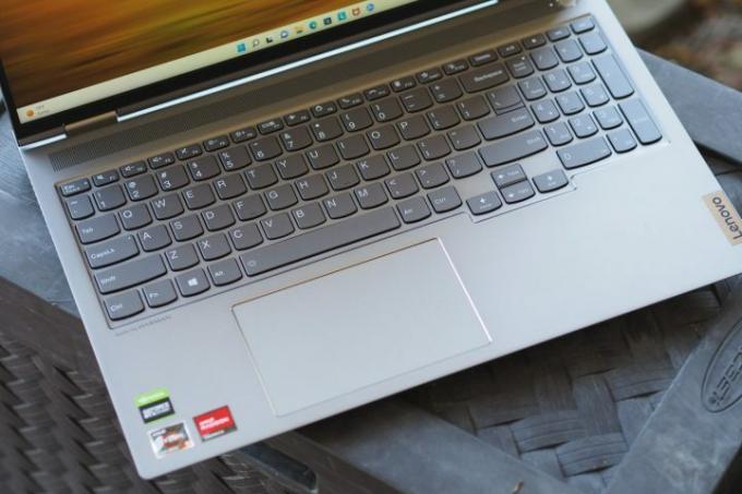 منظر من أعلى إلى أسفل لجهاز Lenovo ThinkBook 16p Gen 3 يُظهر لوحة المفاتيح ولوحة اللمس.