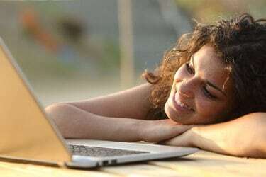 Kobieta ogląda multimedia w laptopie