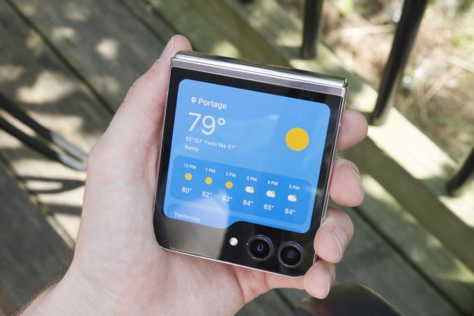 Widget počasí na krycí obrazovce Samsung Galaxy Z Flip 5.