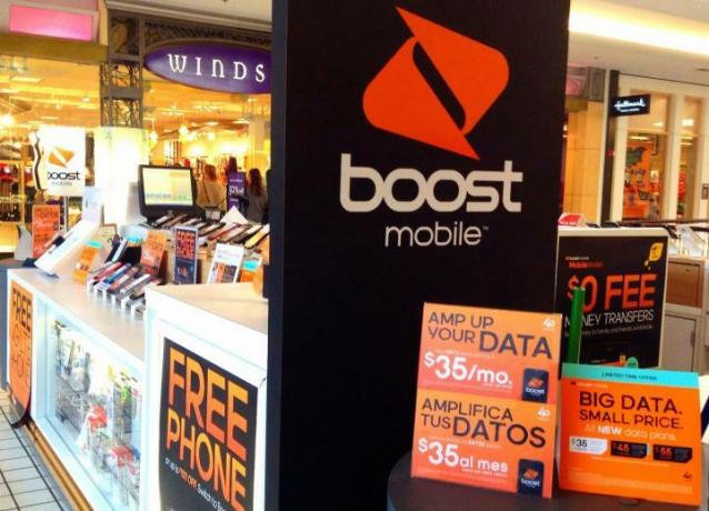 Interior de la tienda minorista Boost Mobile.