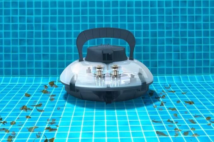 एइपर स्मार्ट पूल एक पूल में खाली है।