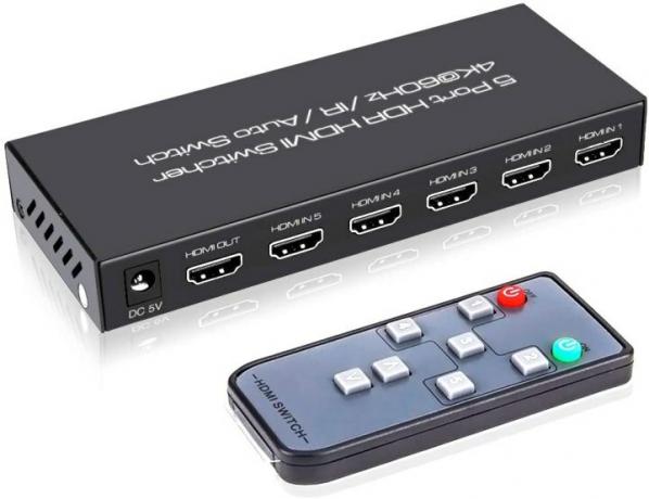 Le Switcher HDMI Roofull et sa télécommande.