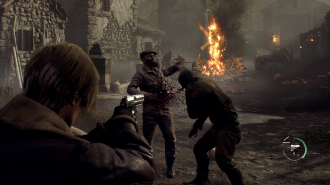 Leon S. Kennedy strzela do wieśniaków w remake'u Resident Evil 4.