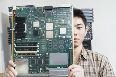 Počítačový technik drží základní desku