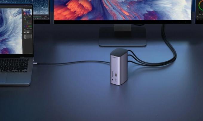 A docking station Ugreen, conectada a um MacBook e monitores.