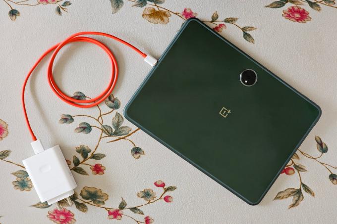 OnePlus röd kabel från 100 watt Super VOOC laddare ansluten till grön OnePlus Pad Android surfplatta.