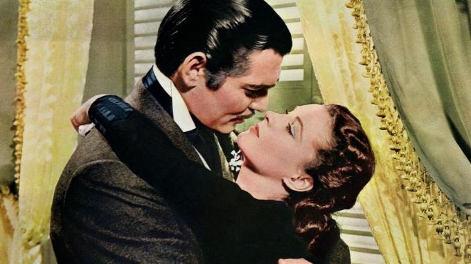 Rett Buttler og Scarlett O'Hara omfavner hinanden i Gone with the Wind.