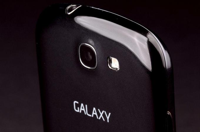 Samsung Galaxy Express pregled gornjeg stražnjeg kuta