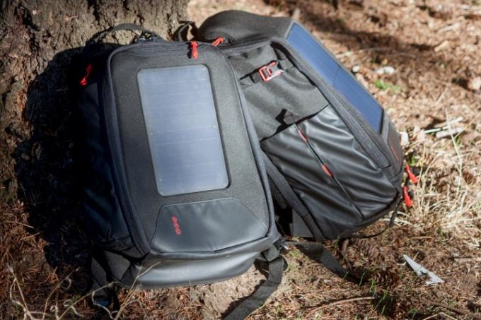 Voltaic OffGrid Solar ryggsäck mot träd