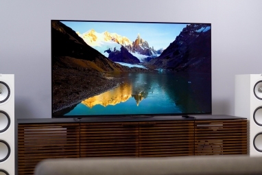 Berg- und Landschaftsansicht auf dem Bildschirm des Sony A80J 4K HDR OLED-Fernsehers.