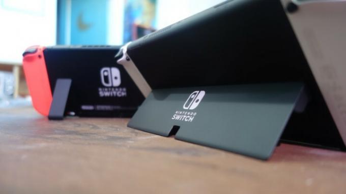 Der Ständer des Nintendo Switch OLED im Vergleich zum Switch-Modell 2019.