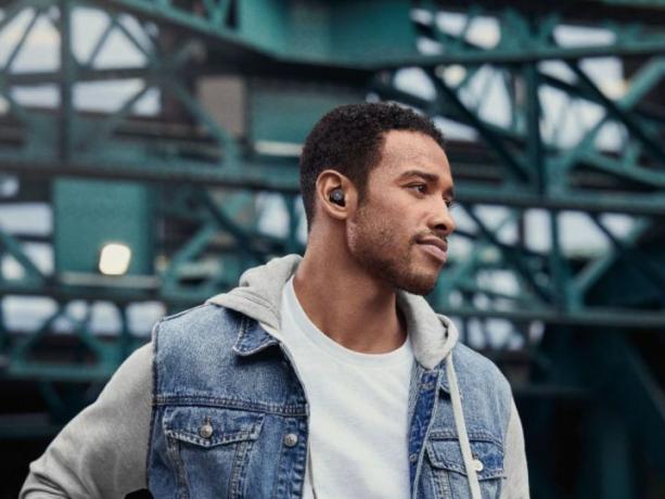 Hombre con auriculares jabra elite 75t