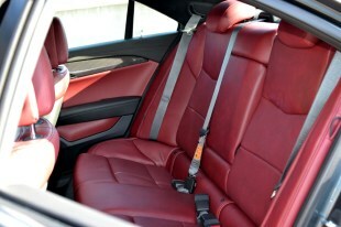 2013 Cadillac ATS recenzia luxusného auta na zadných sedadlách