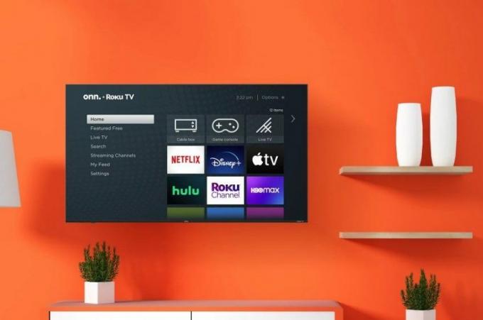 Onn. 75-palcová bezrámová LED Roku Smart TV triedy 4K UHD (2160P) je obývacou izbou s oranžovými stenami.