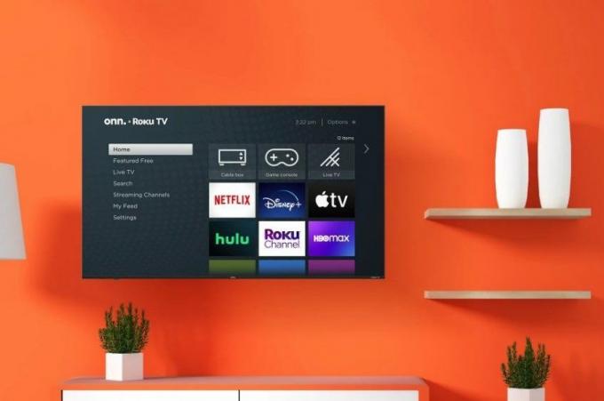 Onn. 75” Class 4K UHD (2160P) LED Ramlös Roku Smart TV är ett vardagsrum med orange väggar.