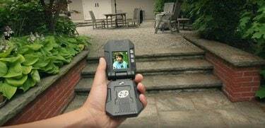Photo d'un talkie-walkie vidéo Spin Master Spy Gear en cours d'utilisation.