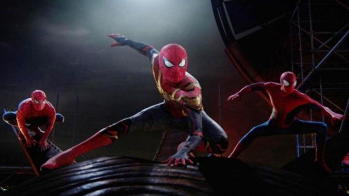 Traja Spider-Men prichádzajú na pristátie v Spider-Man: No Way Home.